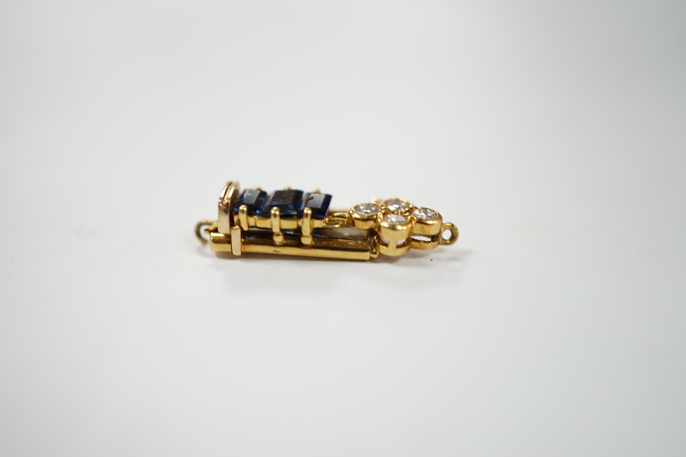 An 18ct gold, sapphire and diamond cluster set clasp, 21mm, gross weight 2.3 grams.